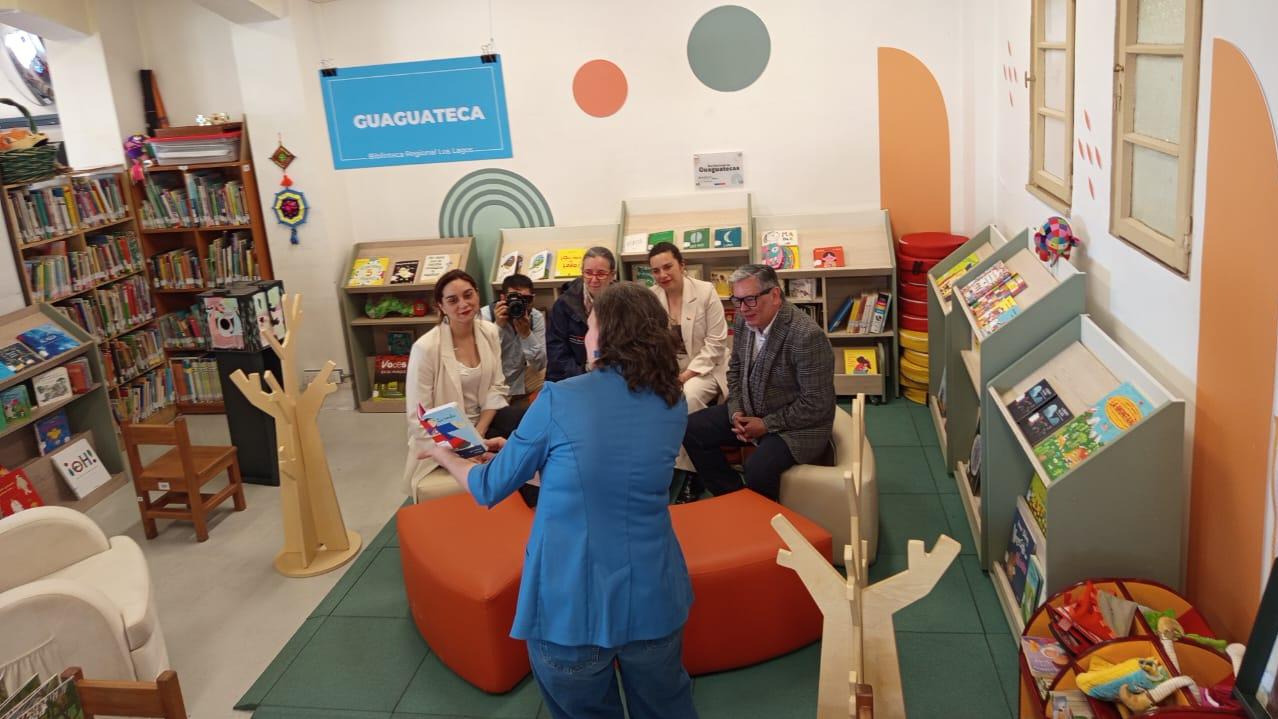 Visita de autoridades regionales a la Biblioteca Regional de Los Lagos.