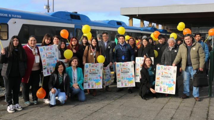 Estudiantes de Llanquihue viajando en tren patrimonial hacia Puerto Montt durante el Día del Patrimonio de Niñas, Niños y Adolescentes.