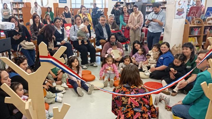 Autoridades, familias y funcionarias de la Biblioteca Regional de Los Lagos participan en la inauguración de la nueva Guaguateca, un espacio dedicado a la primera infancia y la lectura temprana.
