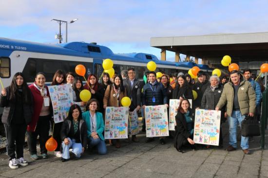 Estudiantes de Llanquihue viajando en tren patrimonial hacia Puerto Montt durante el Día del Patrimonio de Niñas, Niños y Adolescentes.
